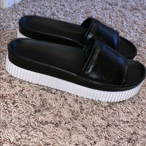 Platform Kendall + Kylie black sandals